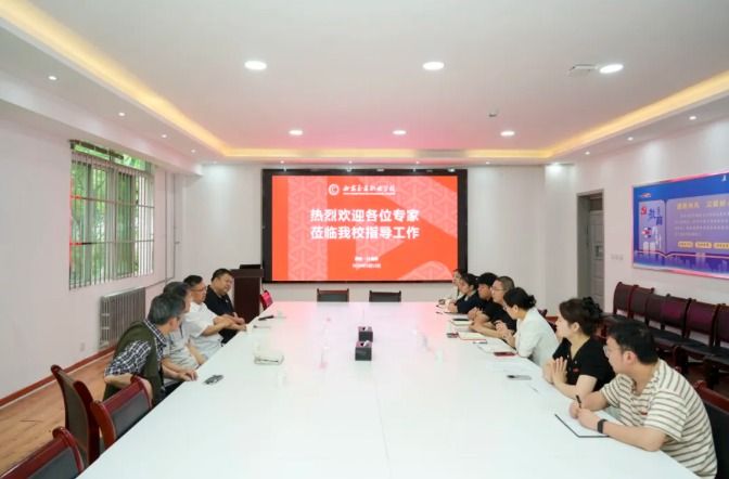 我校特邀请基础教育专家和校园文化建设专家来我校指导交流