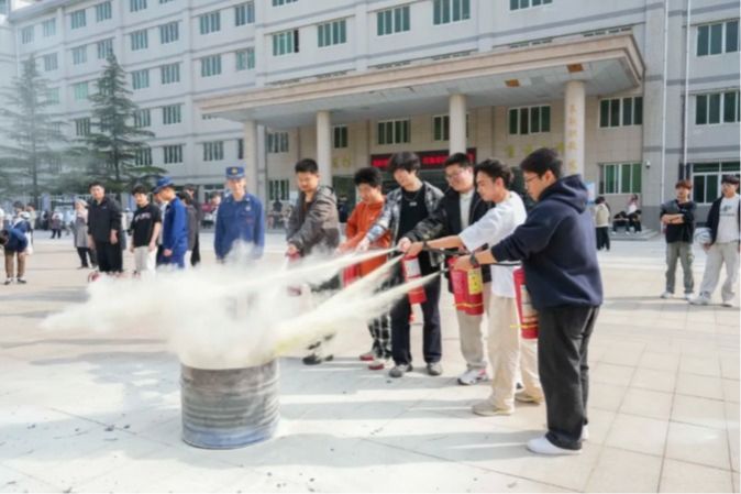 我校联合灞桥区消防大队狄寨消防队开展系列消防演练活动
