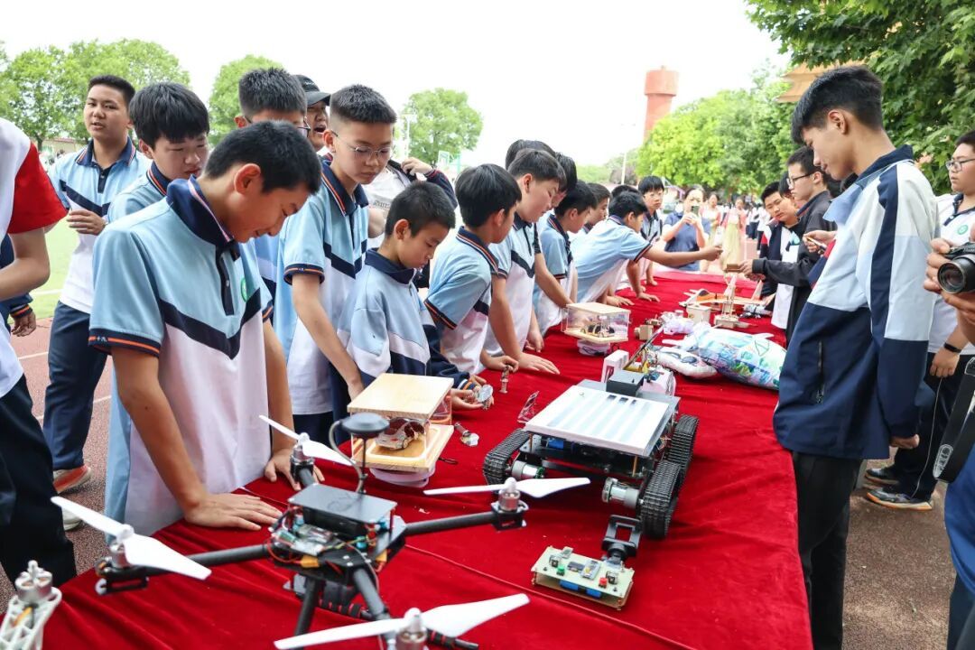 进小学参加科技成果展