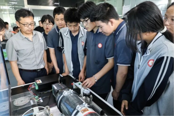 从课本到实践——西安市东城一中56中校区学子沉浸式体验科技魅力！