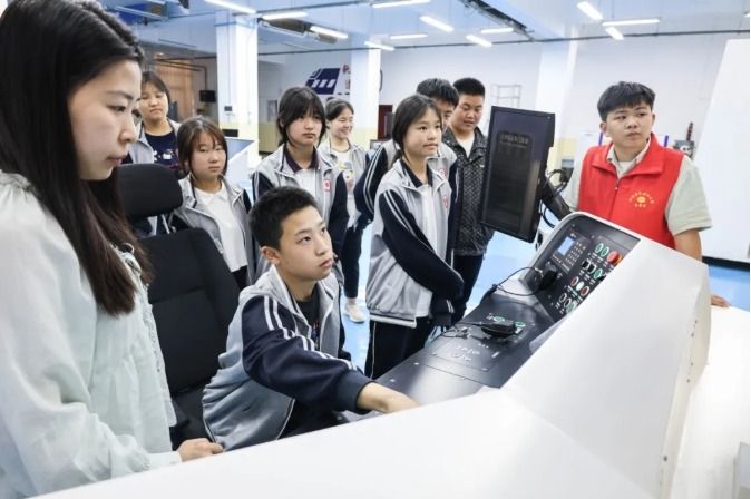 探索科技奥秘——西安市第六十五中学子沉浸式科学教育体验！