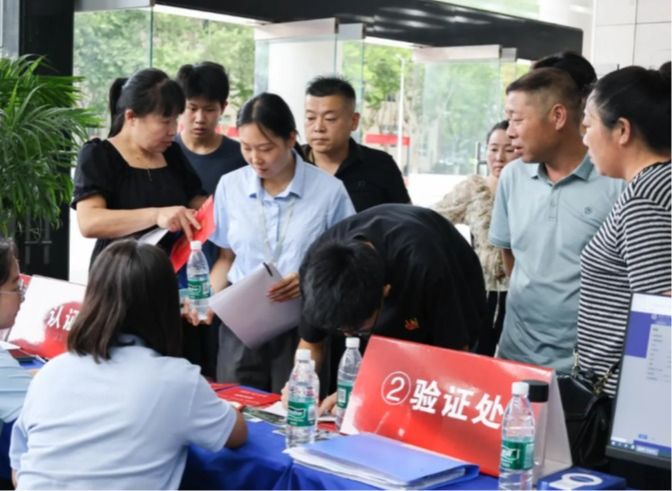 2025级新生报到 | 以心迎新，携手同行！