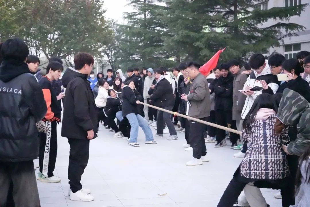 青春当奋发，聚力向未来——我校冬季拔河比赛圆满落幕！