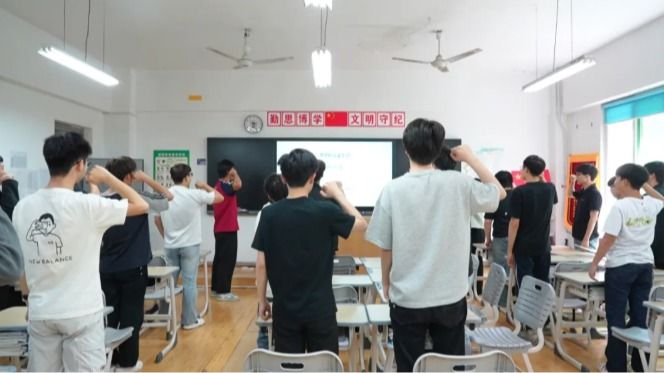 礼仪润心  文明同行 | 我校系列主题班会观摩课第一课圆满举行