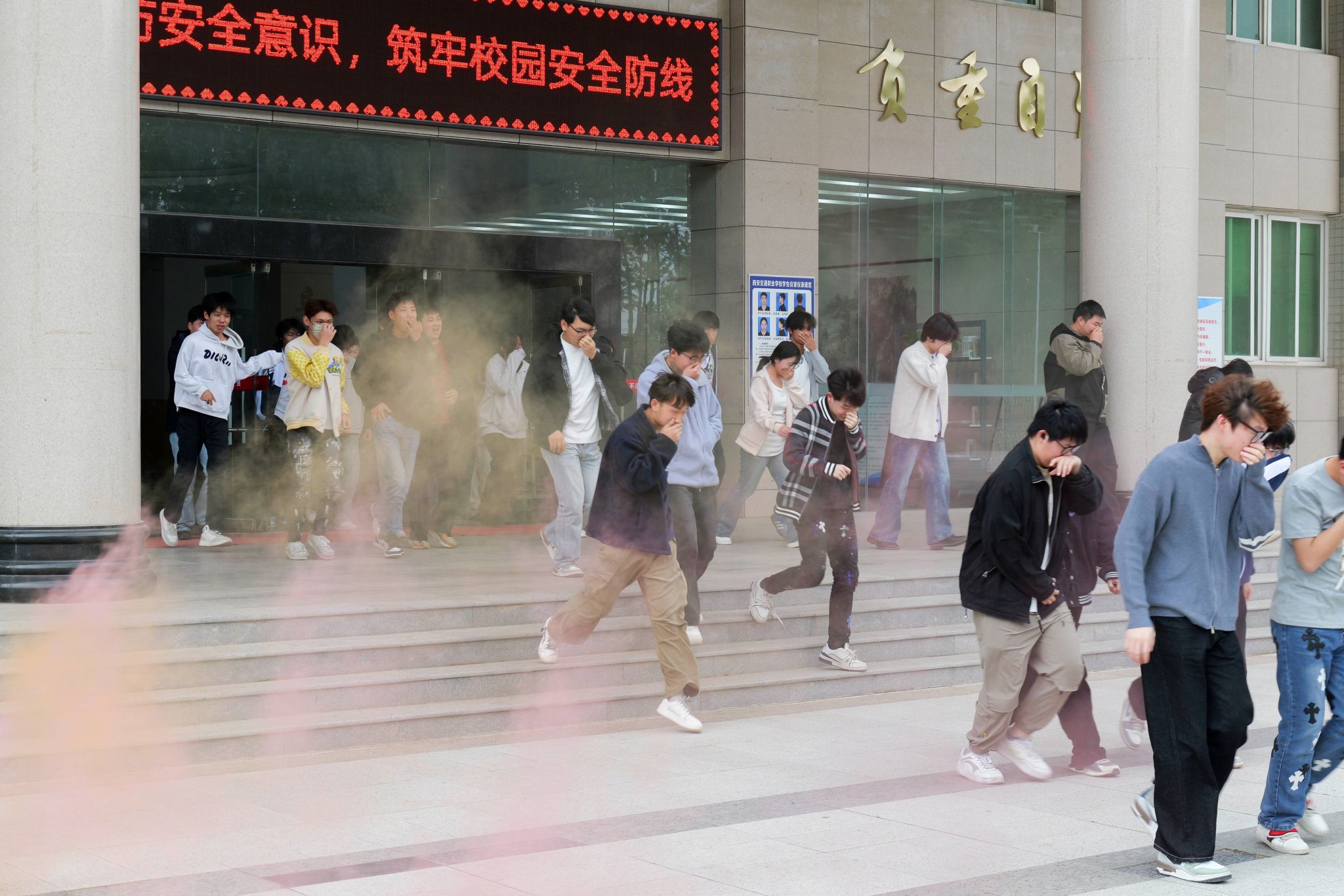 我校联合灞桥区消防大队狄寨消防队开展系列消防演练活动