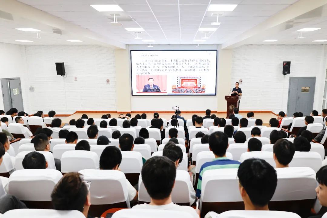 职教活动周丨技能大师进校园 匠心筑梦促成长