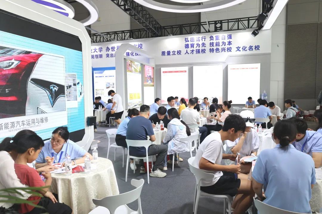 直击中招会火爆现场！欢迎咨询西安交通职业学校